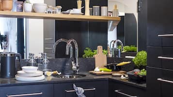 Cookware/dishes/utensils