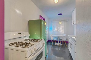 Cafetera o tetera, frigorífico, microondas y placa de cocina