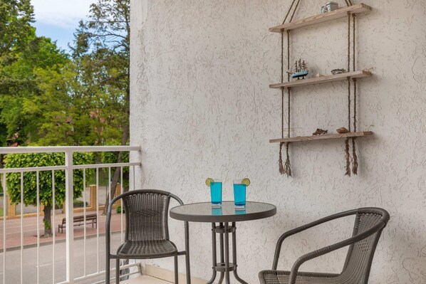 Outdoor dining - Grunwaldzka 51C Pobierowo | Spacious Apartment with Parking (Pobierowo)