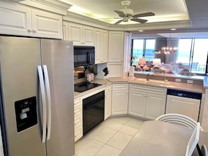 Frigorífico, microondas, horno y placa de cocina