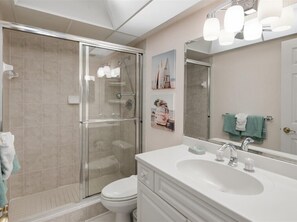Badewanne, Haartrockner, Handtücher