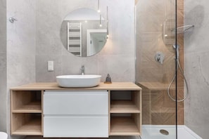 Dusche, Haartrockner, Shampoo