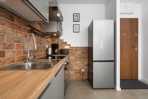 Fridge, oven, stovetop, coffee/tea maker