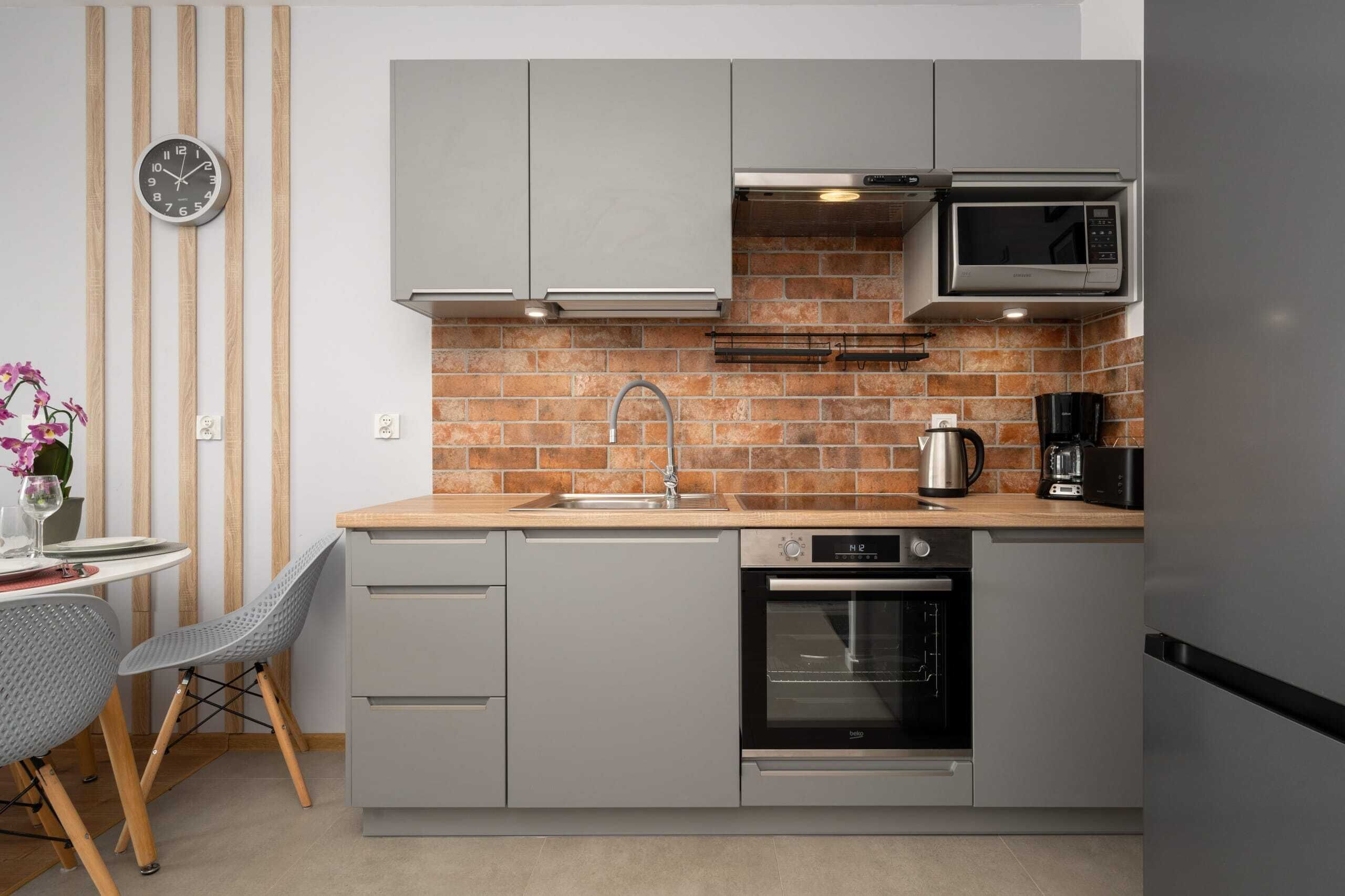 Fridge, oven, stovetop, coffee/tea maker
