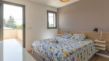 4 slaapkamers, een strijkplank/strijkijzer, reisbedje, gratis wifi