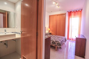 1 quarto, Wi-Fi de cortesia, roupa de cama