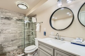 Apartamento, 3 habitaciones | Baño | Toallas, champú y papel higiénico