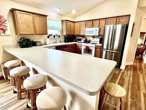 Fridge, microwave, oven, stovetop - Sun Splashed - 3/2 w/ 2x Golf Carts in The Village of Amelia (The Villages)