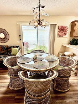 Dining - Sun Splashed - 3/2 w/ 2x Golf Carts in The Village of Amelia (The Villages)