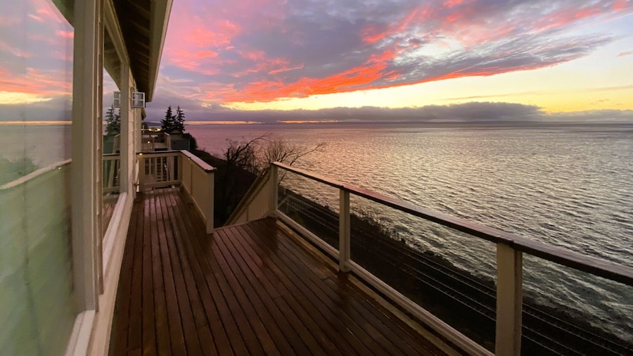 Stunning House with Views of Puget Sound Ideal for Family Reunions