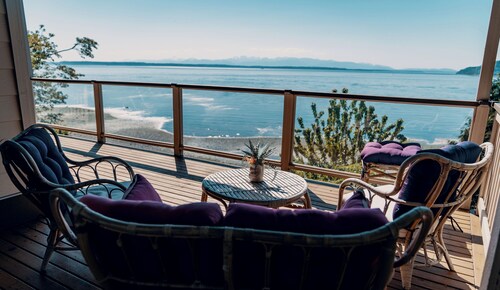 Stunning House with Views of Puget Sound Ideal for Family Reunions