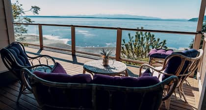 Stunning House with Views of Puget Sound Ideal for Family Reunions