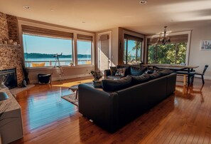 Casa Signature, terrazzo, vista oceano | Soggiorno | TV a schermo piatto 50 pollici con canali digitali, TV, caminetto