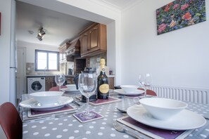 House | Private kitchen | Fridge, electric kettle - Avoca - 3 Bedroom - Llangennith (Swansea)