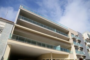 A multi-story building with balconies and a geometric facade pattern. - Apartamentos Turísticos da Nazaré (Nazaré)