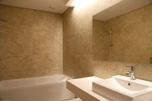 Jetted tub, hair dryer, towels, soap - Apartamentos Turísticos da Nazaré (Nazaré)
