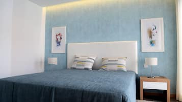 Caja de seguridad en la habitación y tabla de planchar con plancha