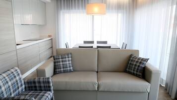 Lemari es, microwave, oven, dan kompor