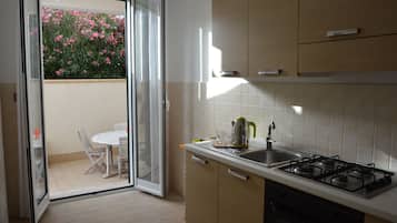 Réfrigérateur, four, plaque de cuisson, cafetiÚre/bouilloire