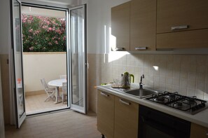 Kühlschrank, Ofen, Herdplatte, Wasserkocher mit Kaffee-/Teezubehör