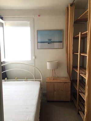 1 habitación y tabla de planchar con plancha 