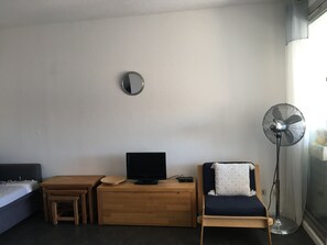 1 chambre, fer et planche à repasser