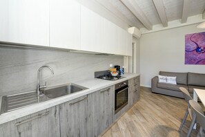 Kühlschrank, Ofen, Geschirrspüler, Wasserkocher mit Kaffee-/Teezubehör