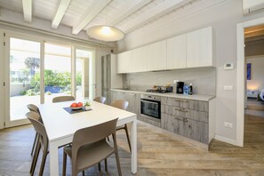 Kühlschrank, Ofen, Geschirrspüler, Wasserkocher mit Kaffee-/Teezubehör