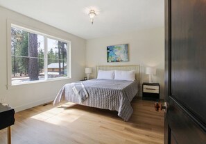 5 habitaciones, escritorio y tabla de planchar con plancha 