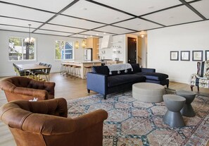 Smart-TV, Kamin, Tischtennisplatte