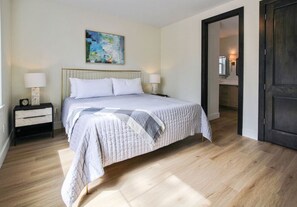 5 bedrooms, desk, iron/ironing board, travel crib - Sleek Cabin Overlooking Lake Cascade w/ Hot Tub (Donnelly)