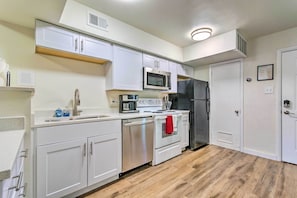 Fridge, microwave, stovetop, dishwasher