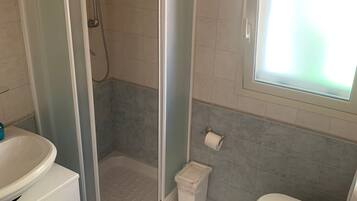 Doccia, asciugacapelli, bidet, sapone