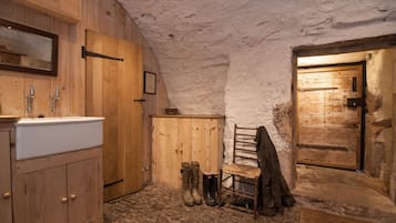Badekar, hårføner og håndklær