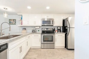 Fridge, microwave, stovetop, dishwasher