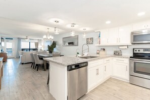 Geladeira, micro-ondas, cooktop, lava-louças