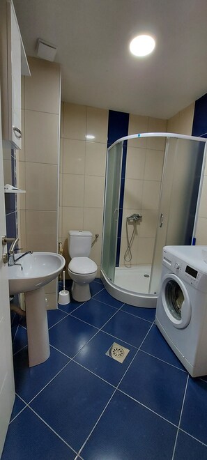 Douche, sèche-cheveux, serviettes fournies, savon