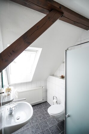 Basic Double Room | Bathroom | Shower, towels