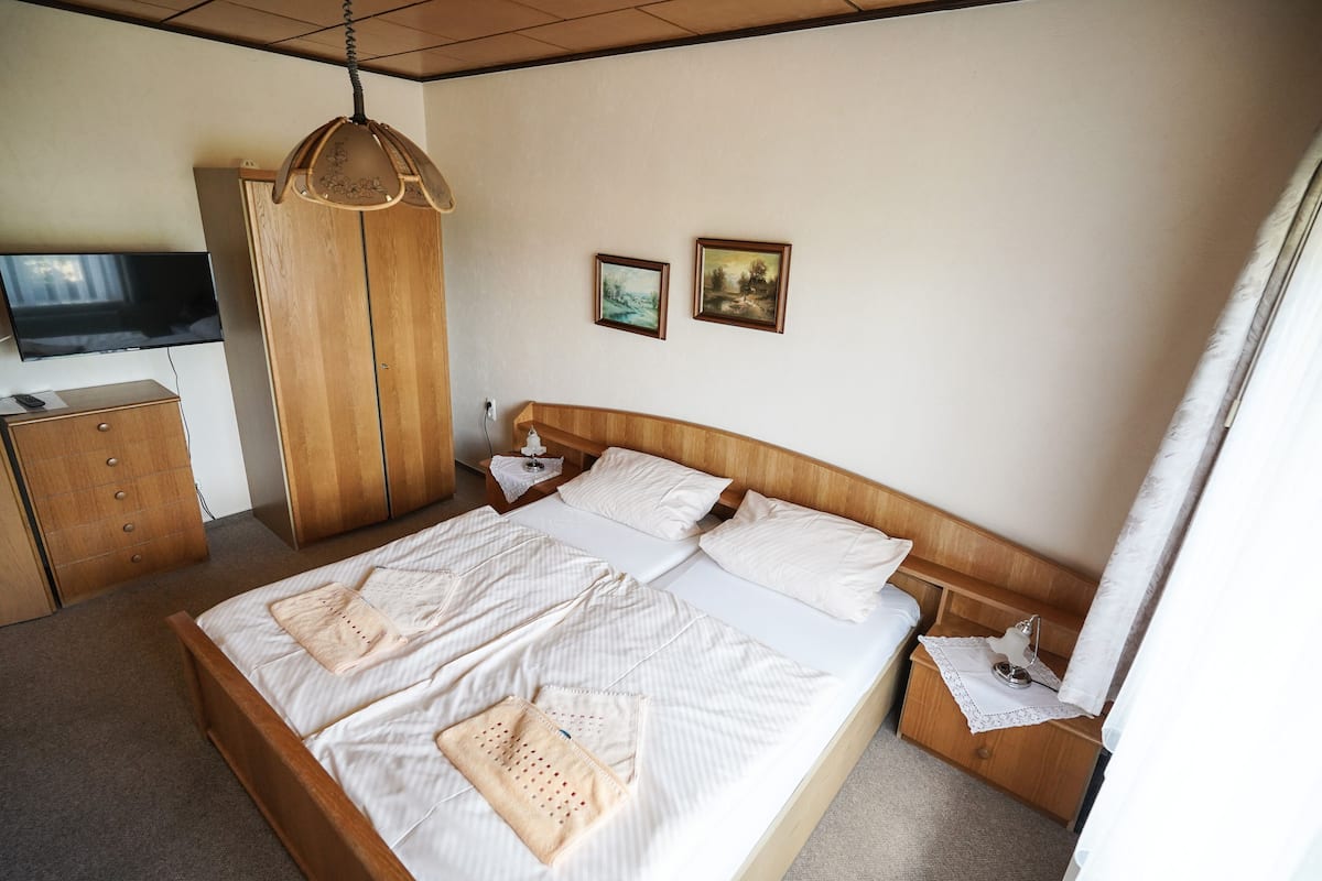 Muebles diferentes, escritorio, wifi gratis y ropa de cama