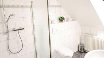 Chambre Double | Salle de bain | Douche, serviettes fournies