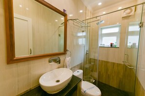 Regadera, toallas, jabón, papel de baño 