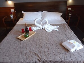 Habitación clásica con 1 cama doble o 2 individuales | Escritorio, wifi gratis, ropa de cama