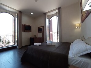 Habitación panorámica doble | Escritorio, wifi gratis, ropa de cama