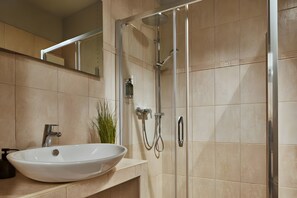 Apartamento Deluxe | Baño | Ducha, artículos de higiene personal gratuitos y toallas