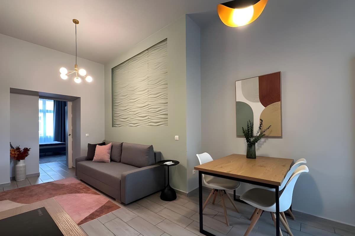 Appartement supérieur | Aire de séjour | Téléviseur à écran plat de 106 cm avec télévision par cùble, téléviseur