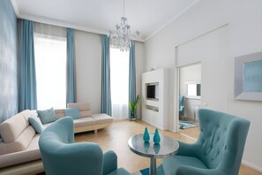 Apartamento luxo | Área de estar | TV de tela plana 106 cm com canais a cabo, TV
