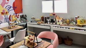 A breakfast area with a buffet setup, including various food items and condiments. - Butik Art Hotel (Budapest)