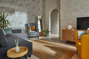 Deluxe Apartment | Living area | 106-cm flat-screen TV with cable channels, TV - Butik Art Hotel (Budapest)