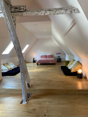4 bedrooms, iron/ironing board, travel cot, WiFi