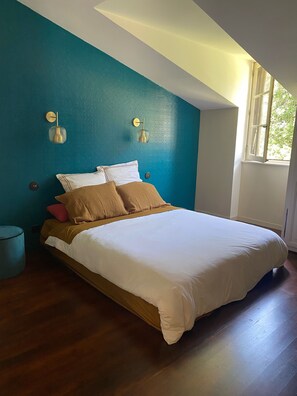 4 bedrooms, iron/ironing board, travel cot, WiFi